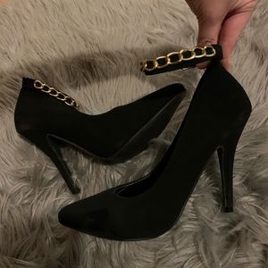 Hardly Worn, Black Suede Pointy Heels w/cute gold